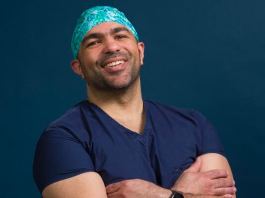 الدكتور شريف إكرام: 5 خطوات بسيطة تحمي عينيك من خطر شاشات الهواتف