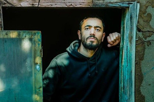 جنيد زين الدين… من تقليد الشخصيات إلى تثبيت حضوره في الدراما وتميّز في بخمس أرواح