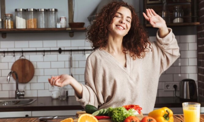 أطعمة ترفع السيروتونين طبيعياً وتحسن مزاجك!