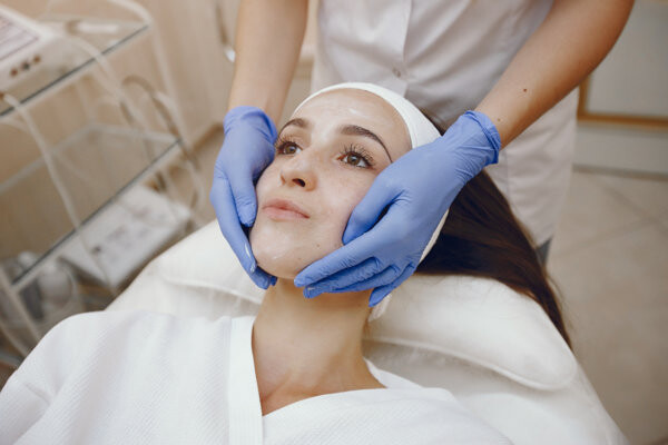 كيفية إزالة آثار حب الشباب نهائيًا