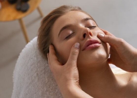 روتينات Depuffing: هل هي فعلاً سر البشرة المشدودة؟