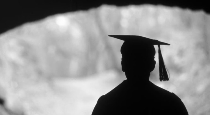 موقف مؤثر.. فتاة ترفض استلام شهادة تخرجها والسبب والدتها