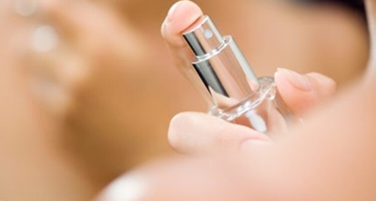 قبل الخروج تحت الشمس.. خطأ شائع في استخدام العطر قد يؤثر على بشرتك