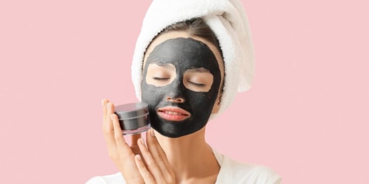 الفحم النشط في عالم التجميل… تنظيف عميق أم جفاف خفي؟