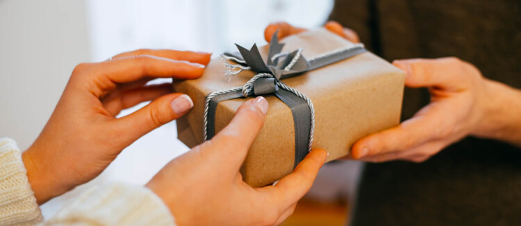 هدايا فاخرة وصفقات ناعمة بين إعلامية وسياسي لبناني متزوج