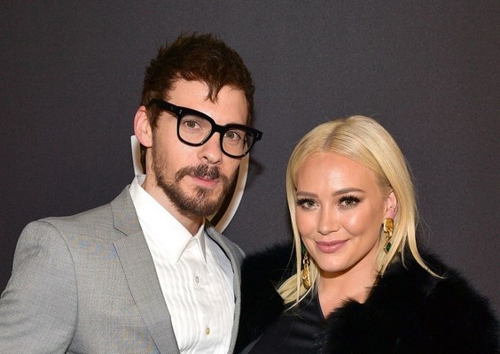 من الاستوديو إلى الزواج… هكذا بدأت قصة هيلاري داف وماثيو كوما