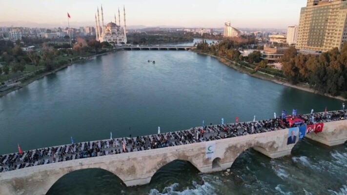 إفطار جماعي فوق جسر عمره 2000 عام في هذه المدينة!