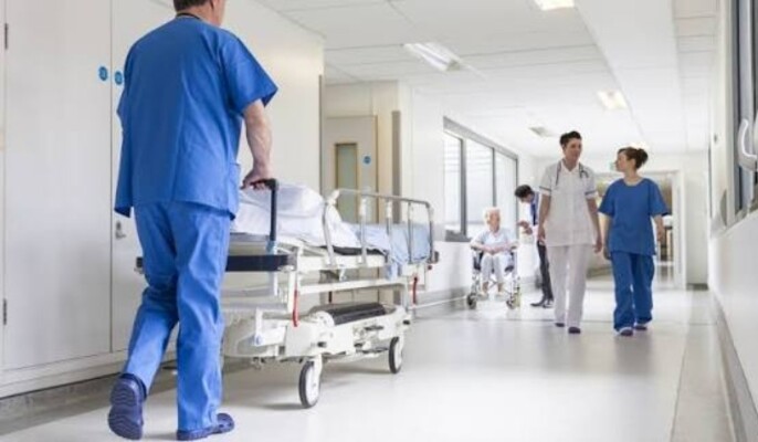 تطورات الحالة الصحية لتايغر شروف بعد تعرضه لهجوم بإطلاق نار في مومباي